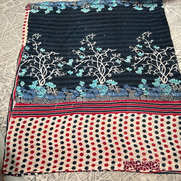 Kantha Quilted Throw. 90”x 51” - Picture 6 of 10